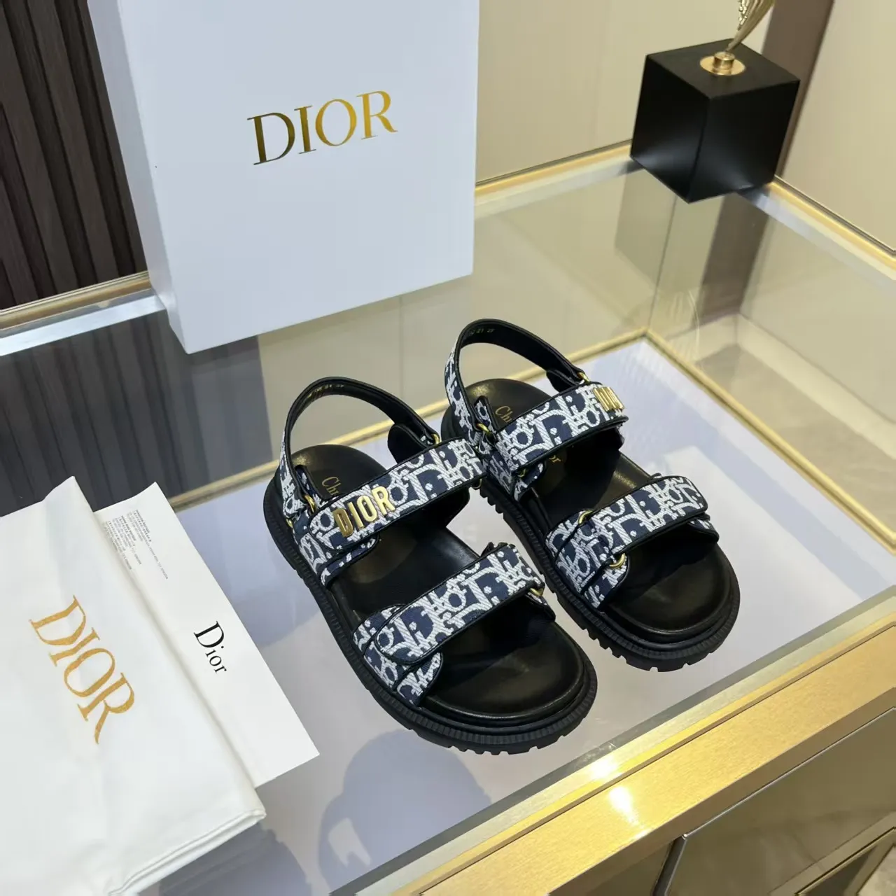👟👟Ex-factory price 480👟👟 Dior classic popular sandals Step into the fashion territory of Dior slippers and encounter the ultimate fusion of elegance and comfort. The upper is engraved with the Christian Dior Paris logo using exquisite embroidery technology. The delicate stitching tells the brand's profound heritage and is fully recognizable.   Made of high-quality materials, it feels soft and fits your feet, as if it is a gentle care tailor-made for your feet. The sole is carefully designed and engraved with Christian Dior's lucky star symbol. It is not only a beautiful embellishment, but also provides reliable grip, making every step steady and secure.   It has a simple design and is easy to put on and take off. Whether it is a lazy weekend or a pleasant vacation, it can be easily adapted. Whether paired with casual shorts, casual jeans, or an elegant dress, Dior slippers can instantly enhance the overall style and show a casual fashion attitude.   Dior slippers, in the name of fashion, inject luxurious charm into your life and accompany you with every step you take with confidence and elegance. Material: Fine genuine cowhide upper, outsole, TPR, non-slip and wear-resistant, code number: 35-41 (42 customized)